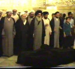 صورة لصلاة السيد السيستاني على جثمان السيد ابو القاسم الخوئي قدس سره