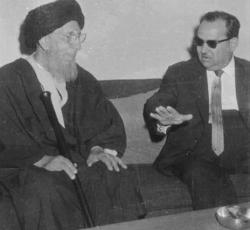 صورة تاريخية تجمع بين اية الله العظمى السيد محسن الحكيم ورئيس الوزراء طاهر يحيى