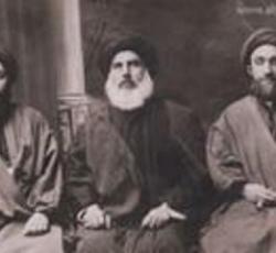 صورة نادرة لمرجع الطائفة الراحل السيد محسن الحكيم قدس سره و هو في شبابه ( على اليسار ) مع السيد عبد الحسين شرف الدين قدس سره ( الوسط )