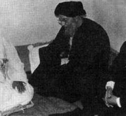 صورة تاريخية تجمع بين امير البحرين عيسى ابن سلمان ال خليفة واية الله السيد محسن الحكيم في منزله بالكوفة عام 1968م