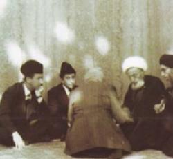 السيد محسن الحكيم اثناء مقابلته للملك فيصل الثاني والامير عبدالاله